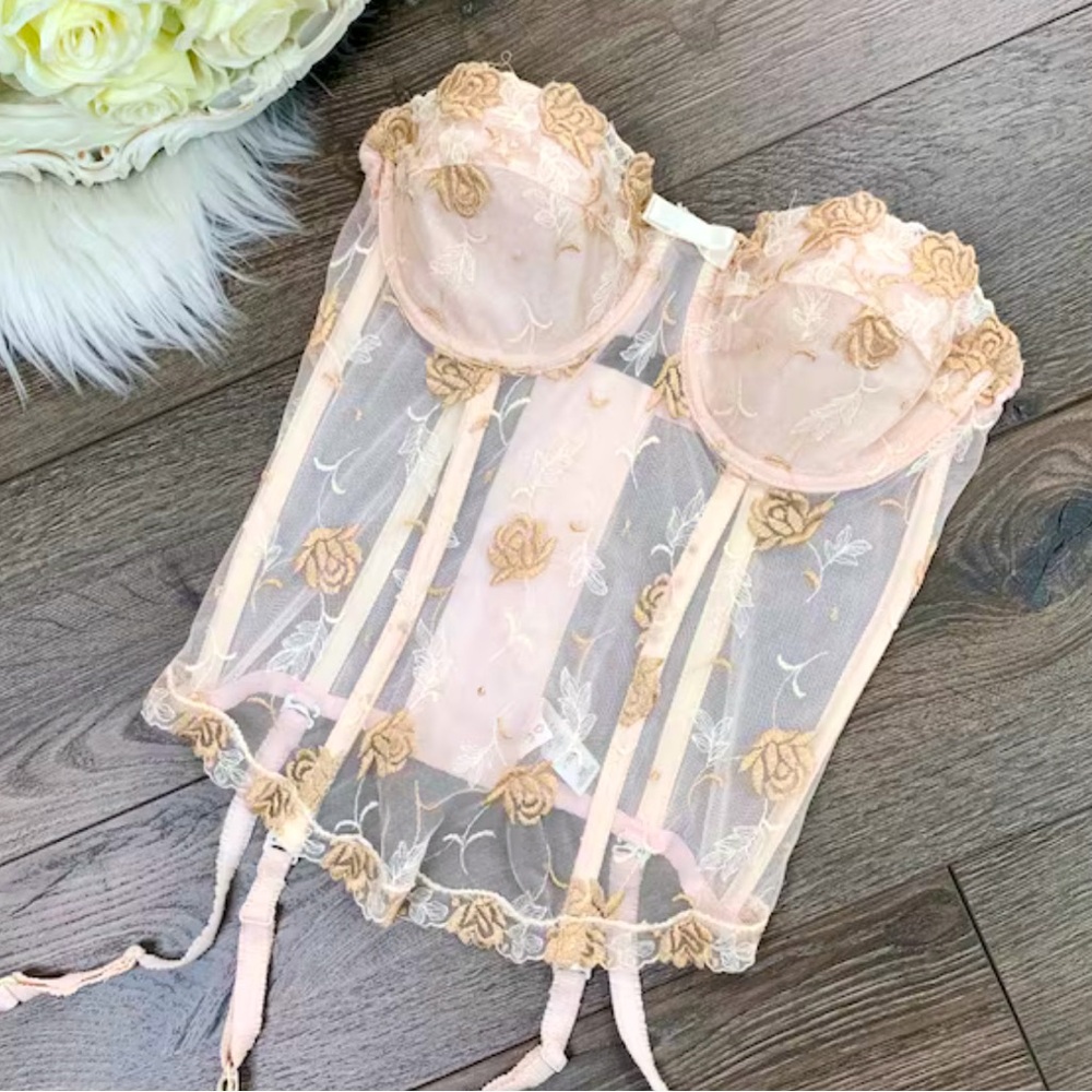 Vintage corset  from Private Luxuries ! There are clasps for tightness /loosens